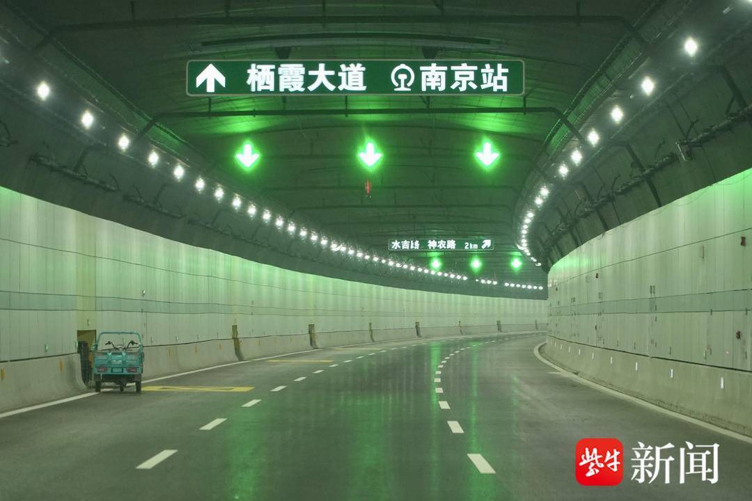 南京华为桥北手机维修
:明天下午通车！跟穿越机飞越燕子矶长江隧道