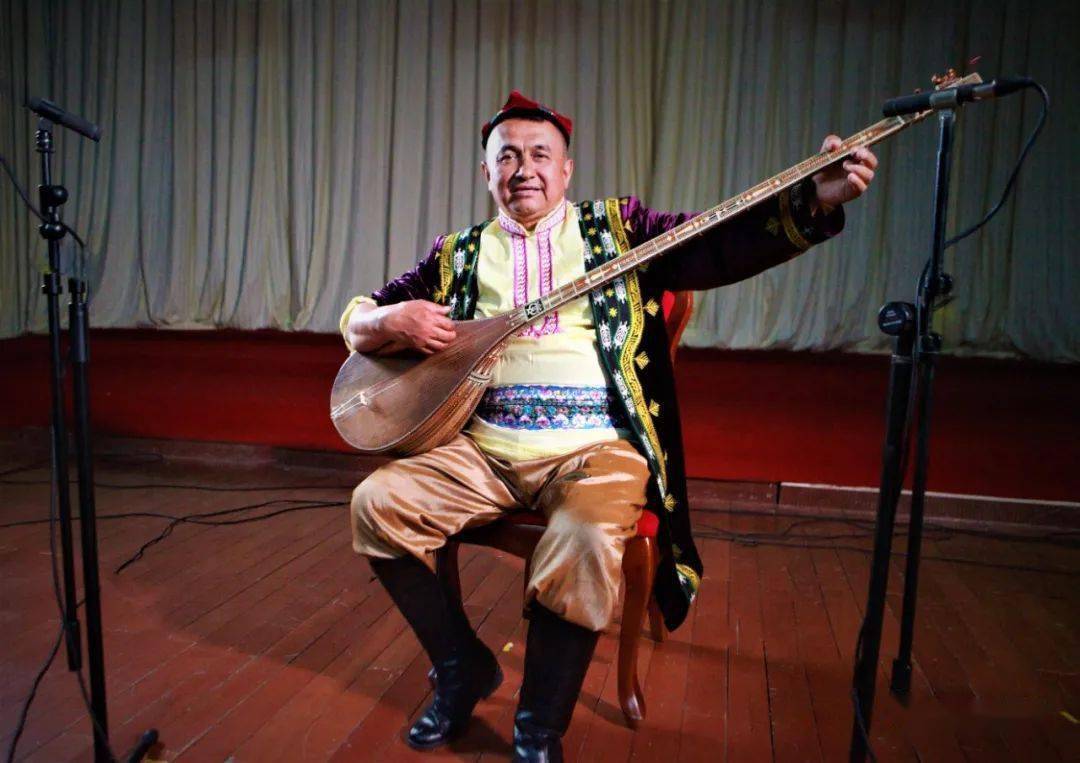 苹果版q音探歌官网:新疆维吾尔民歌《​好朋友》丨有困难我们会一起面对